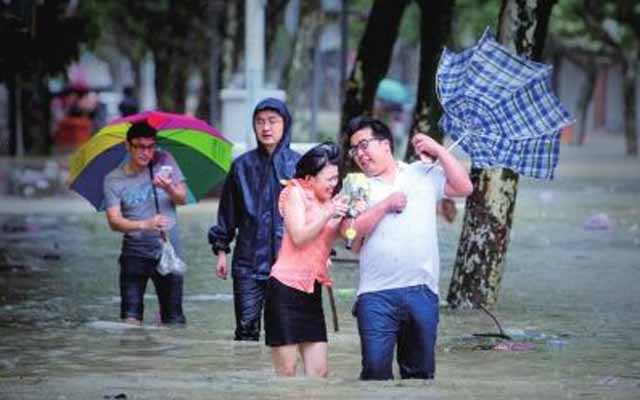 Theo Cơ quan khí tượng Chiết Giang, Chan-Hom - cơn bão số 9 trong năm nay ở Trung Quốc, đổ bộ vào thị trấn Zhujiajian, huyện Putuo thuộc thành phố đảo Chu Sơn của tỉnh này vào lúc 16h40.