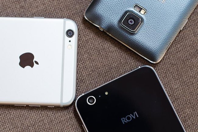 Camera trên iPhone 6 Plus và Galaxy Note 4 hơi lồi so với mặt phẳng dễ gây xước. Trong khi đối thủ Rovi Hero X có thiết kế camera phẳng hoàn toàn trên mặt kính. Cả 3 đều hỗ trợ đèn Flash chụp tối.
