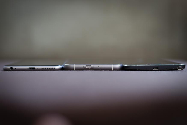 Hero X có độ mỏng tương đương Galaxy Note 4 khoảng 7mm, trong khi iPhone 6 Plus mỏng hơn một chút.
