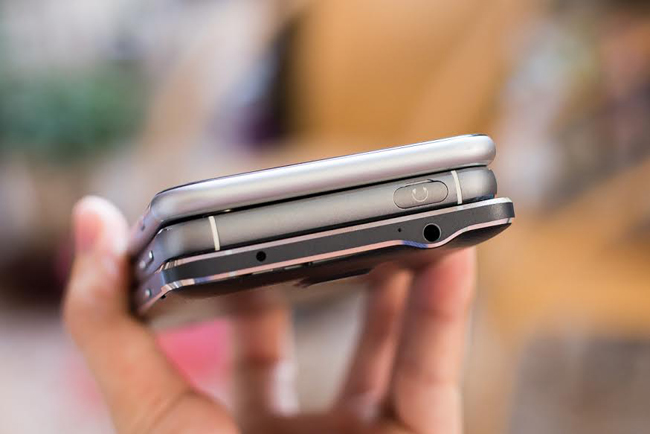 Hero X có độ mỏng tương đương Galaxy Note 4 khoảng 7mm, trong khi iPhone 6 Plus mỏng hơn một chút.
