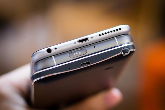 Tính năng chống nước IP55 là chi tiết khá thú vị trên Hero X. Đây là smartphone duy nhất dưới 5 triệu trên thị trường hỗ trợ tính năng này. Tất cả khe cắm, cổng kết nối của máy đều được bịt bằng nắp đậy có gioăng cao su giúp đảm bảo tránh nước, bụi, an toàn khi sử dụng trời mưa.
