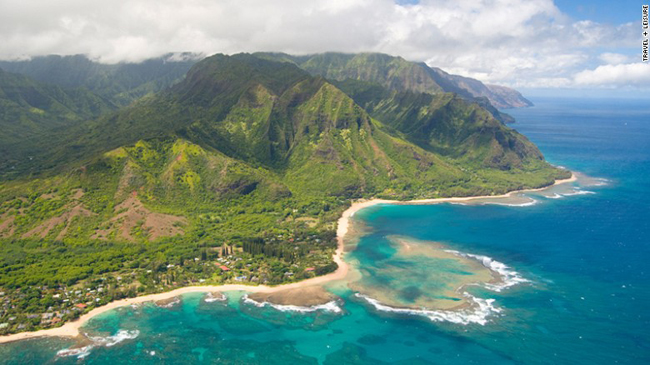 Đảo Kauai, quần đảo Hawaii, Mỹ. Kauai là hòn đảo cổ nhất ở quần đảo Hawaii, được hình thành khi dung nham sôi sục lên từ đáy đại dương 5 triệu năm trước. Ngoài các điểm thăm quan hấp dẫn, Kauai còn có sân golf nổi tiếng và khu nghỉ dưỡng cao cấp.
