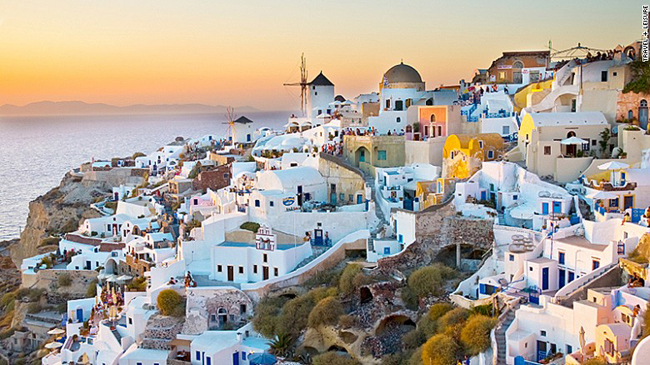 Đảo Santorini ở Hy Lạp. Kiến trúc nhà cửa và nhà thờ ở đây rất thu hút du khách. Ngoài ra, điểm nổi bật là những bãi cát đen của Bãi biển Perissa, khung cảnh những buổi hoàng hôn và những cảnh quan tuyệt đẹp giúp nơi đây trở thành điểm chụp ảnh nhiều nhất trên thế giới .
