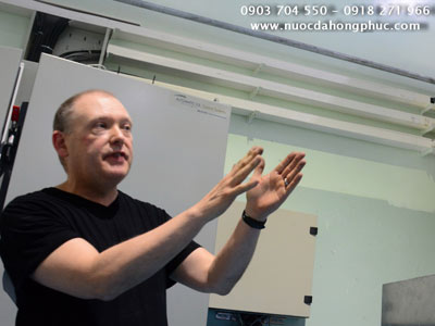 Người Mỹ sốc vì viên nước đá Việt quá “khủng” - 2