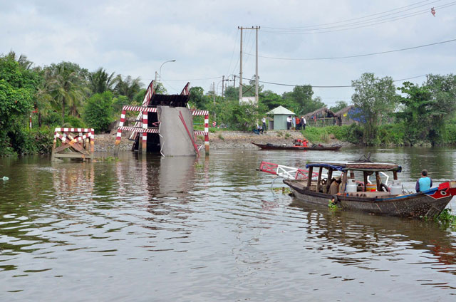 Cận cảnh cây cầu sập trong đêm giữa TPHCM - 6