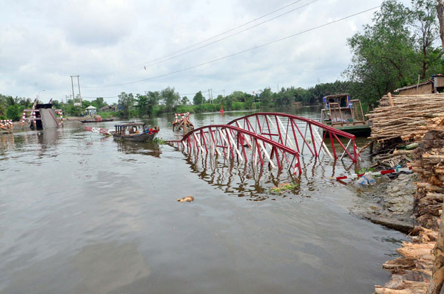 Cận cảnh cây cầu sập trong đêm giữa TPHCM - 7