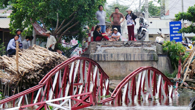 Cận cảnh cây cầu sập trong đêm giữa TPHCM - 8