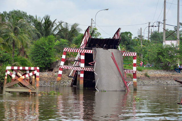 Cận cảnh cây cầu sập trong đêm giữa TPHCM - 3