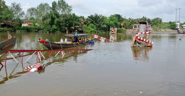 Cận cảnh cây cầu sập trong đêm giữa TPHCM - 4