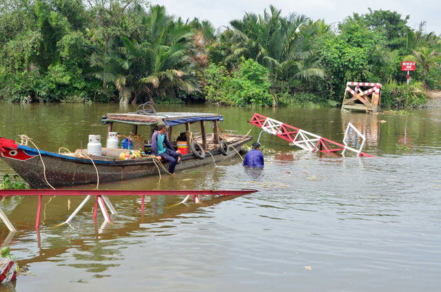 Cận cảnh cây cầu sập trong đêm giữa TPHCM - 15