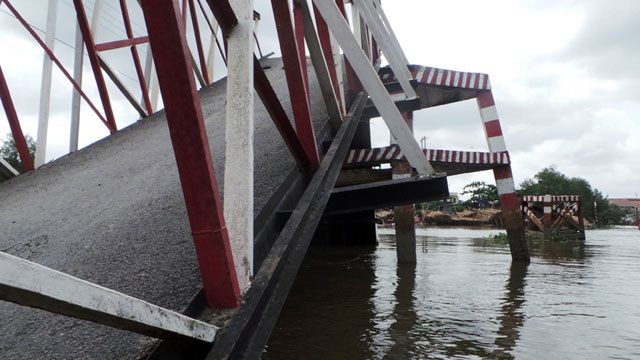 Cận cảnh cây cầu sập trong đêm giữa TPHCM - 13