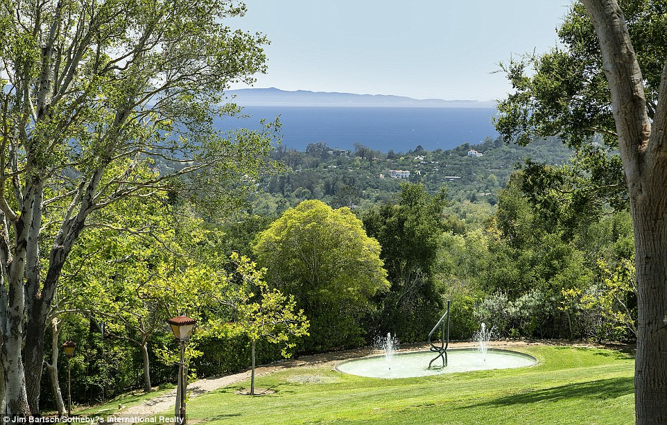 Ngắm trọn biệt thự gần 700 tỉ đồng của "bố già" Hollywood - 8