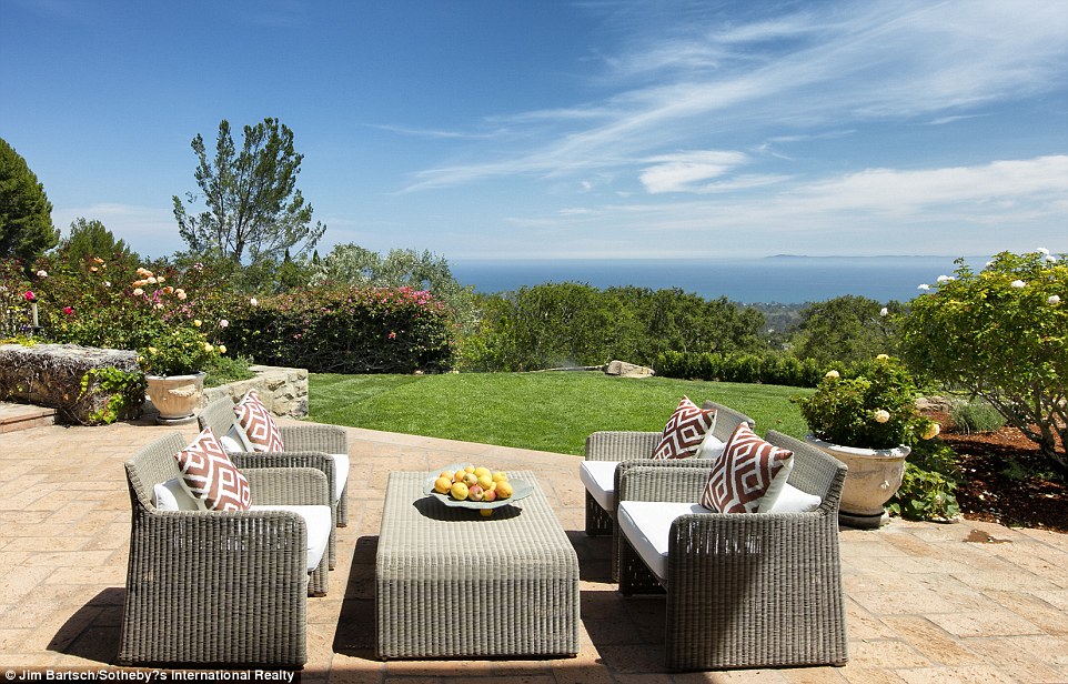 Ngắm trọn biệt thự gần 700 tỉ đồng của "bố già" Hollywood - 11