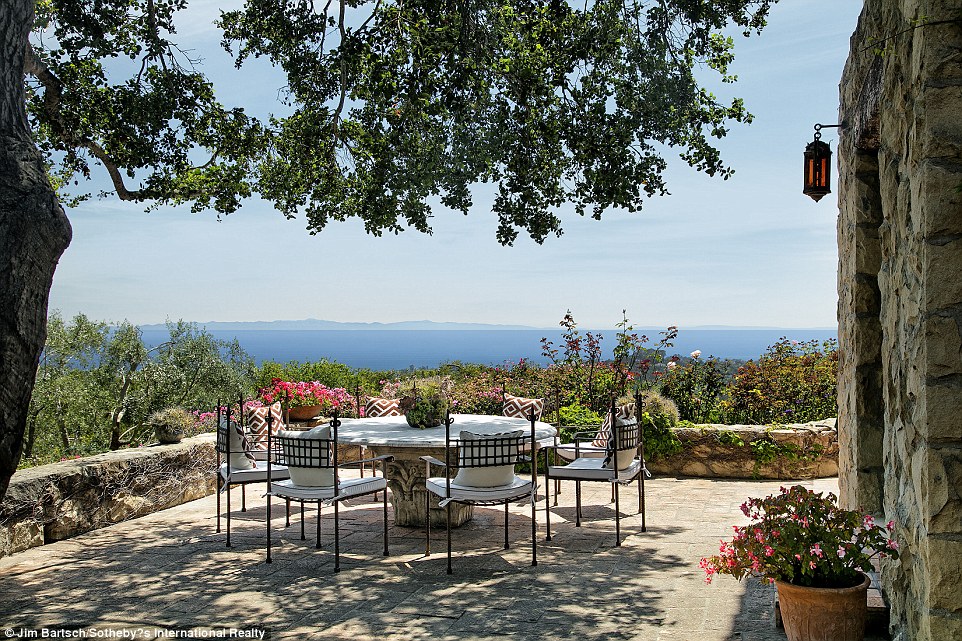 Ngắm trọn biệt thự gần 700 tỉ đồng của "bố già" Hollywood - 12