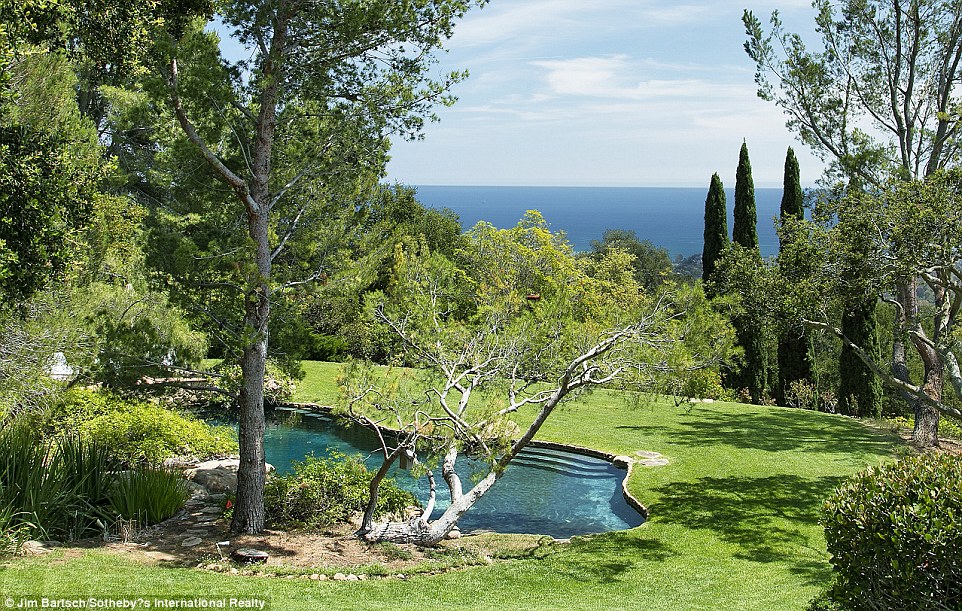 Ngắm trọn biệt thự gần 700 tỉ đồng của "bố già" Hollywood - 9