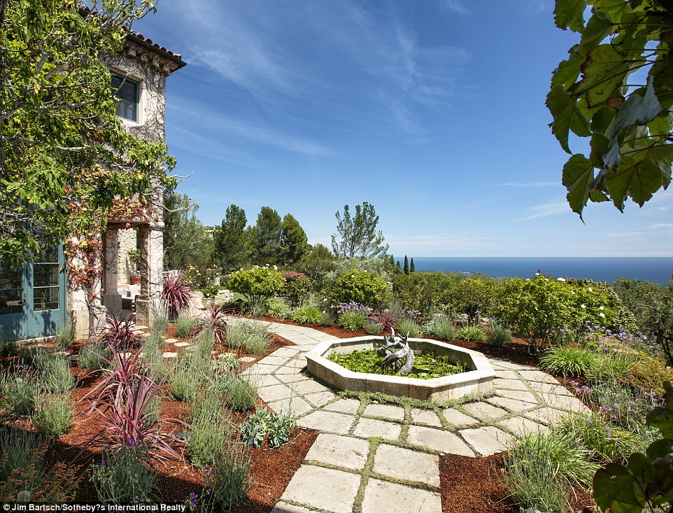 Ngắm trọn biệt thự gần 700 tỉ đồng của "bố già" Hollywood - 10