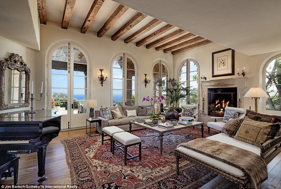 Ngắm trọn biệt thự gần 700 tỉ đồng của "bố già" Hollywood - 16