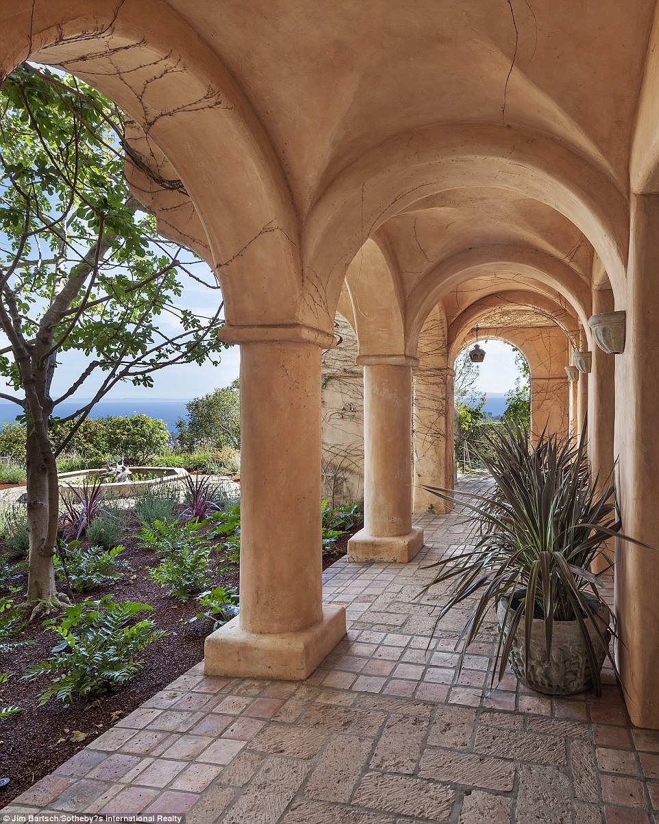 Ngắm trọn biệt thự gần 700 tỉ đồng của "bố già" Hollywood - 13