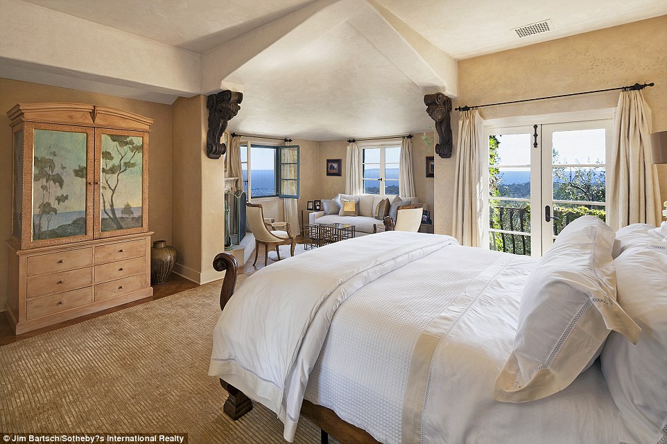 Ngắm trọn biệt thự gần 700 tỉ đồng của "bố già" Hollywood - 5