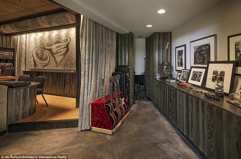 Ngắm trọn biệt thự gần 700 tỉ đồng của "bố già" Hollywood - 13