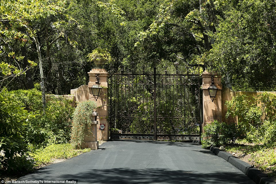 Ngắm trọn biệt thự gần 700 tỉ đồng của "bố già" Hollywood - 14