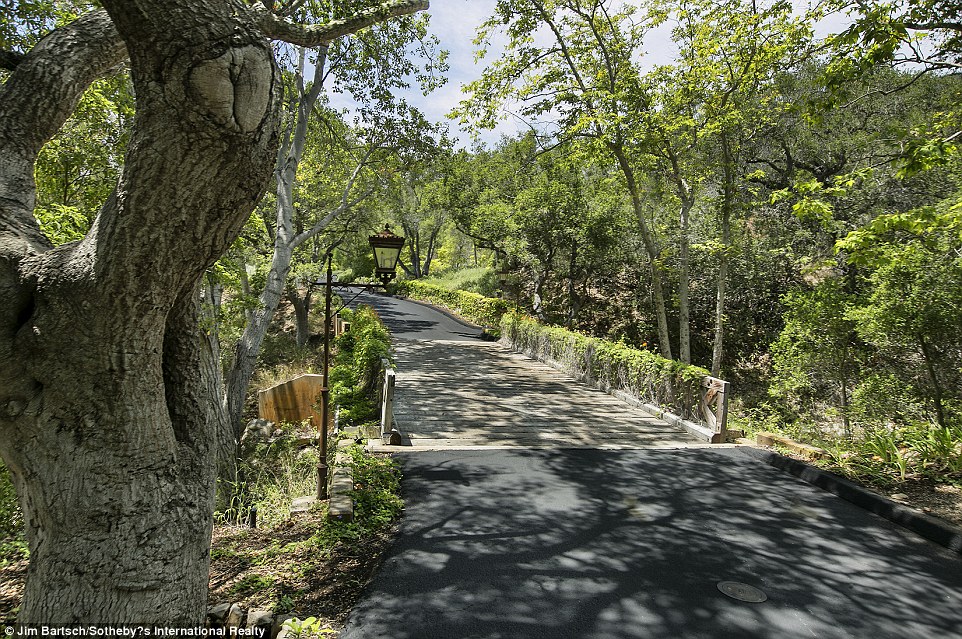 Ngắm trọn biệt thự gần 700 tỉ đồng của "bố già" Hollywood - 15