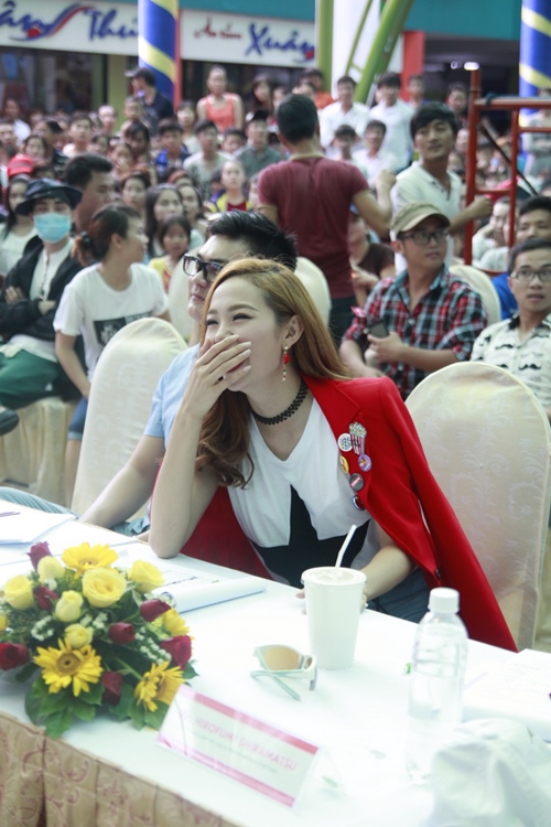 Minh Hằng khuấy động sân khấu với vũ đạo sôi động - 4