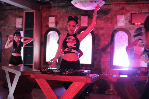 Tóc Tiên hóa nữ DJ sexy, tái xuất màn ảnh rộng - 1