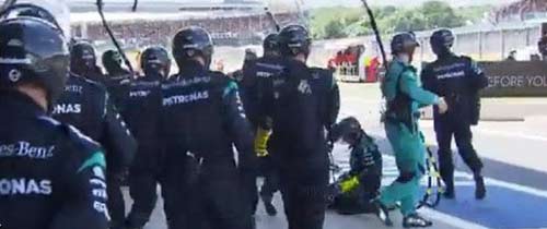 Báo động giả pit stop, Mercedes F1 bị cảnh cáo - 1