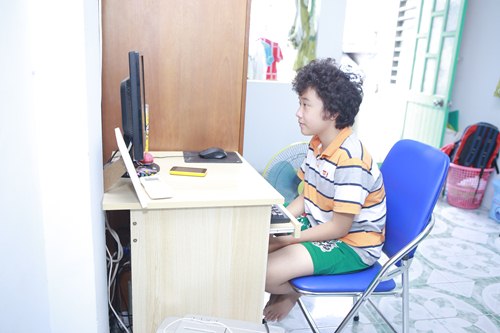 /Uploaded/phamhuuthanh/2015_07_14/MCFK1436837014-hoang-anh-toc-xu--1-.jpg Thăm phòng trọ nhỏ của “Doraemon tóc xù” Hoàng Anh - 1