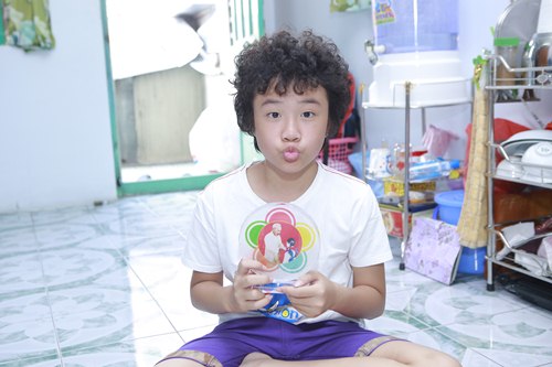 /Uploaded/phamhuuthanh/2015_07_14/LLDX1436837014-hoang-anh-toc-xu--12-.jpg Thăm phòng trọ nhỏ của “Doraemon tóc xù” Hoàng Anh - 9