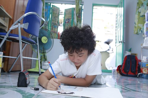 /Uploaded/phamhuuthanh/2015_07_14/ROQG1436837014-hoang-anh-toc-xu--14-.jpg Thăm phòng trọ nhỏ của “Doraemon tóc xù” Hoàng Anh - 10