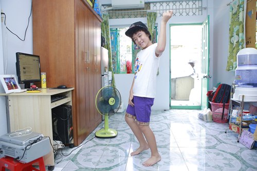 /Uploaded/phamhuuthanh/2015_07_14/GHON1436837025-hoang-anh-toc-xu--18-.jpg Thăm phòng trọ nhỏ của “Doraemon tóc xù” Hoàng Anh - 14