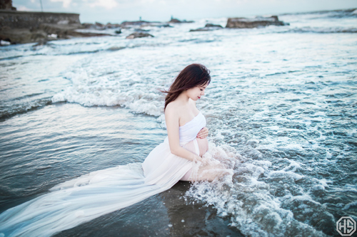 Ngắm bộ ảnh vẽ bụng bầu cực lãng mạn bên bờ biển - 4