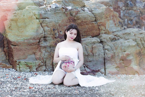 Ngắm bộ ảnh vẽ bụng bầu cực lãng mạn bên bờ biển - 3