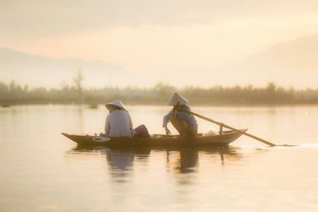 Khoảnh khắc trên sông.
