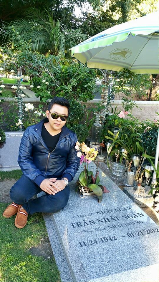 Quang Lê bị chỉ trích vì ngồi lên mộ nhạc sĩ - 1