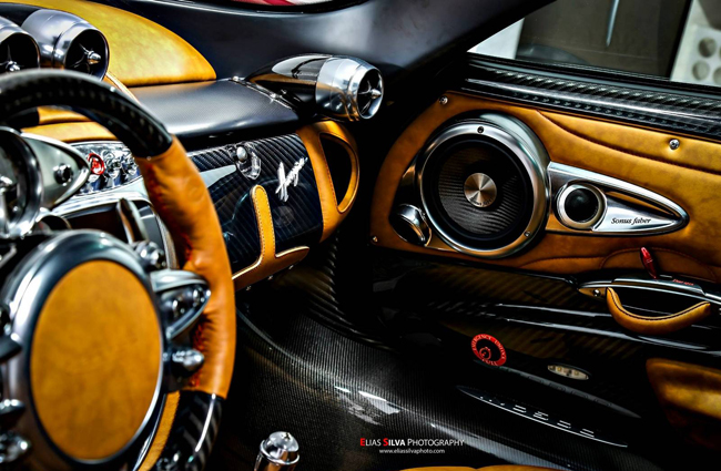 Pagani Huayra được giới thiệu lần đầu tiên vào triễn lãm Geneva Motor Show 2011, đây là siêu xe được phát triển để thay thế huyền thoại Pagani Zonda.
