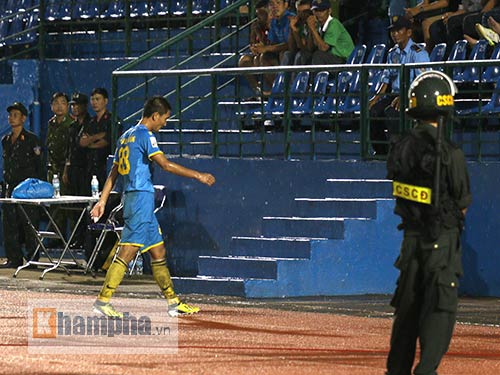 Công Vinh nhạt nhòa, "Chelsea Việt Nam" thua sốc trên sân nhà - 11