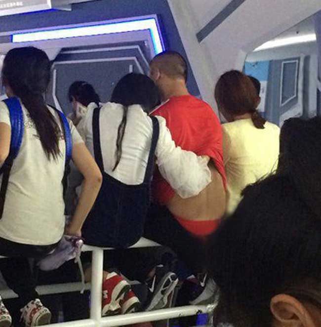 Cám cảnh cô gái gãi lưng cho bạn trai.