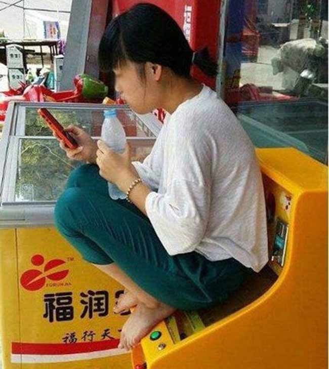 Ngồi đây từ sáng giờ mà chả thấy ai mua gì.
