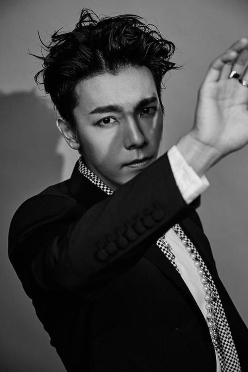 ...và DongHae cực điển trai trong MV mới.