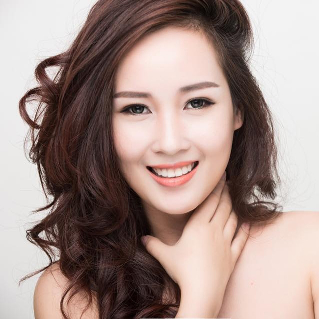 Khánh Ly sinh năm 1986, cô có 6 năm kinh nghiệm trong việc làm MC cho đài truyền hình.