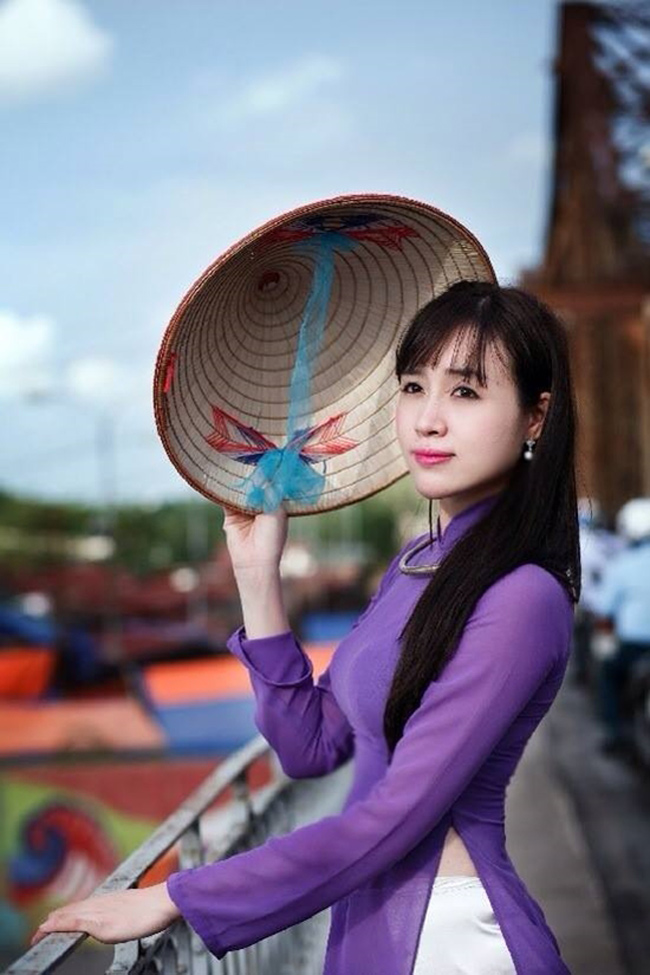 Làm cô giáo 6 năm, Lan Phương chuyển sang làm biên tập viên trên đài truyền hình Việt Nam.