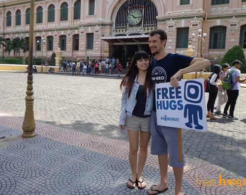 Giới trẻ Việt háo hức chờ ngày hội Ôm quốc tế 2015 - 1
