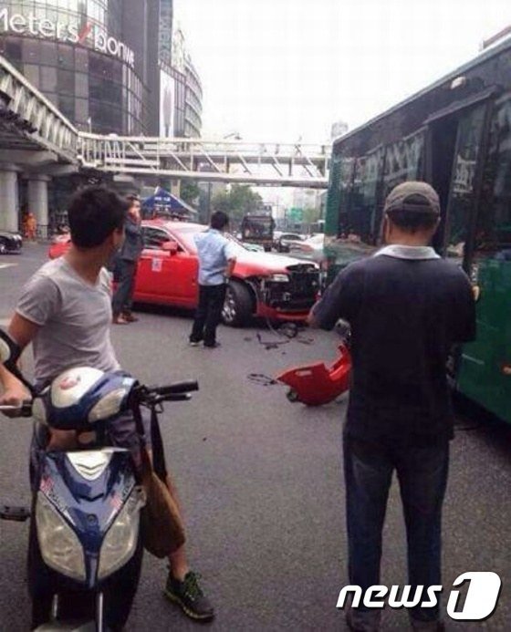 Cha đẻ Gangnam Style lái siêu xe gây tai nạn - 1