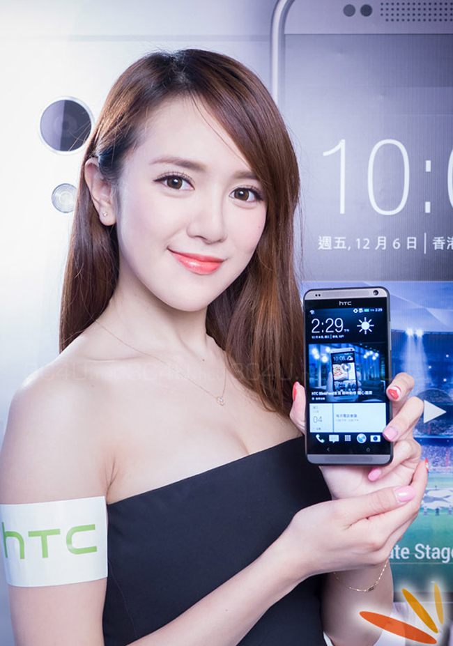 Người đẹp trên tay chiếc smartphone HTC Desire 700 bản hai SIM
