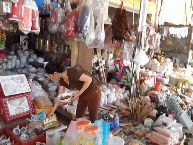 Bắt quả tang phụ nữ trộm túi tiền, dân đem trói giữa chợ - 3
