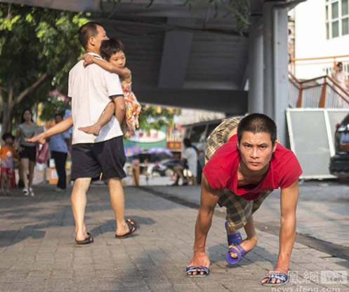 Cảm động bố liệt hai chân bò khắp nơi tìm con mất tích - 3