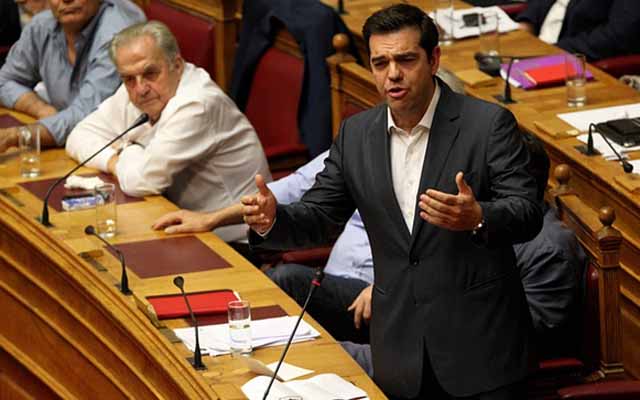 Chống đối thắt lưng buộc bụng, một loạt quan chức Hy Lạp mất chức - 1